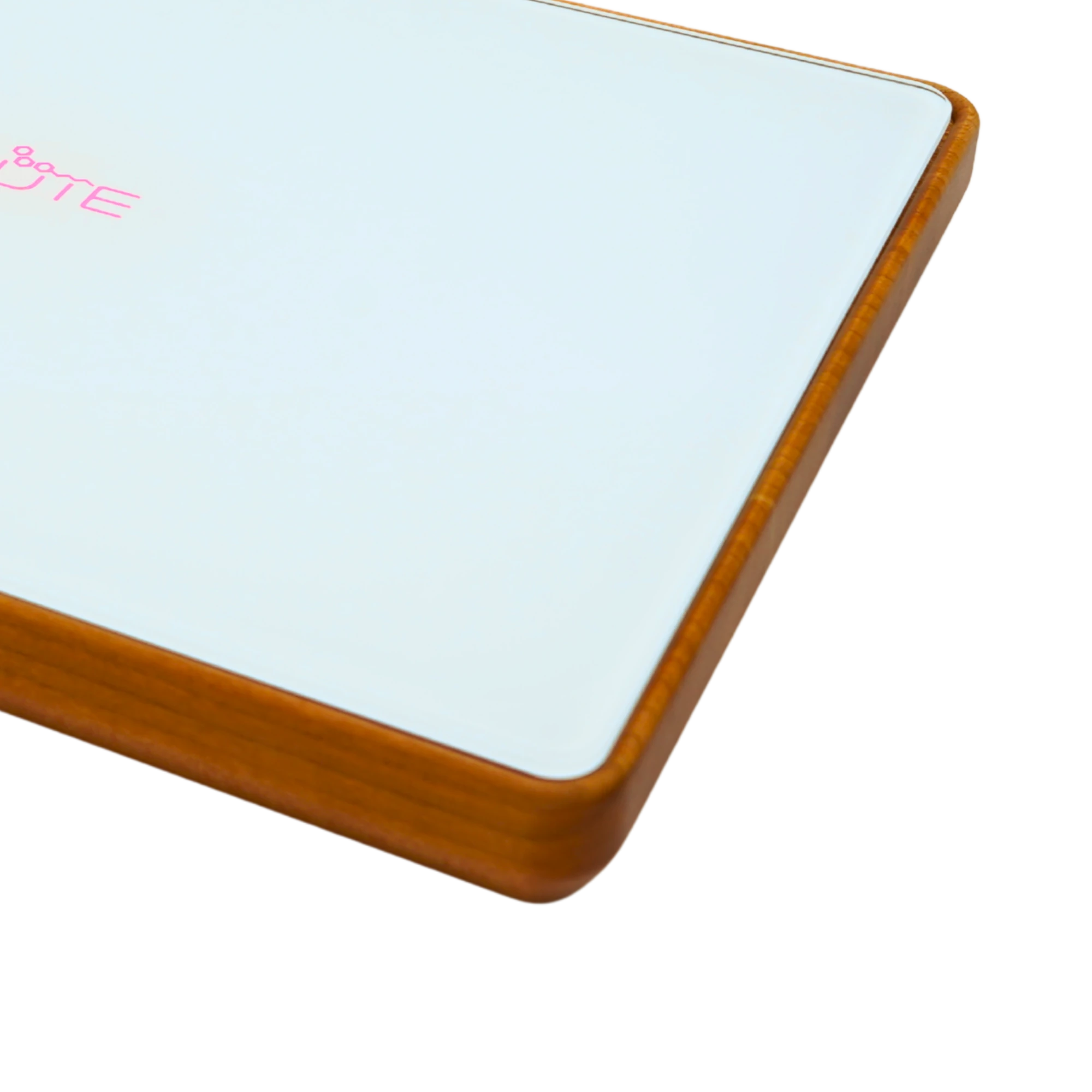 Rolling Tray Dab ’n Roll XT Pink Essential in der Nahaufnahme, sichtbares Detail des Rahmens aus Kirschholz.