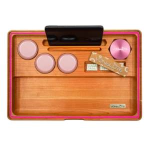 Rolling Tray Dab ’n Roll XT Pink Essential Produktbild mit allen Details. Handy, pinkem Grinder, pinken Storages, Handyhalterung, Kirschholzstab, Papers und Filter. Rundumlaufender pinker Dichtungsring.