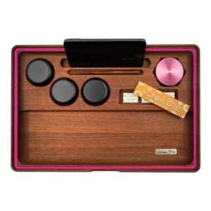 Rolling Tray Dab ’n Roll XT Pink Premium Produktbild in der Draufsicht mit allen Details. Handy, pinkem Grinder, schwarzen Storages, Handyhalterung, Walnussholzstab, Papers und Filter. Rundumlaufender pinker Dichtungsring.
