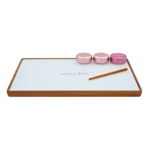 Rolling Tray Float Studio Blue Edition Pink ist ein Holz Rolling Tray mit Glasmischfläche mit einem Design das jedes Blech-Rolling-Tray nicht nur mit seiner XL Größe in den Schatten stellt.