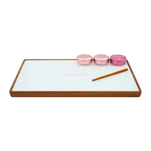 Rolling Tray Float Studio Pink Edition Pink ist ein besonders großes und schönes Rolling Tray für Pinkliebhaber.