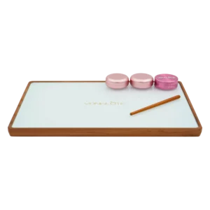 Rolling Tray Float Studio Weiss Edition Pink by VONbLÜTE® ist ein großes schönes Rolling Tray das in seinem Platzangebot eine perfekte Unterlage zum drehen bietet. Hygienisch, leicht zu säubern und abriebbeständig.