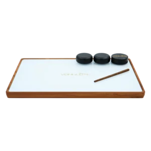 Rolling Tray Float Studio Weiß Edition Black by VONbLÜTE® ist ein großes und außergewöhnliches Rolling Tray das durch sein Design, seine Stabilität und seine Nachhaltigkeit überzeugt.