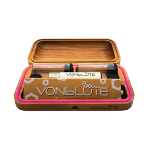 Rolletui® Pocket Rolling Tray Knockout Pink geöffnet mit Zubehör.