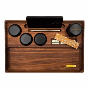Rolling Tray Dab 'n Roll Luxury Set – Komplettansicht mit drei Aluminium-Containern, Grinder, Holztool, Edelstahlt-Tool und Messinglogo